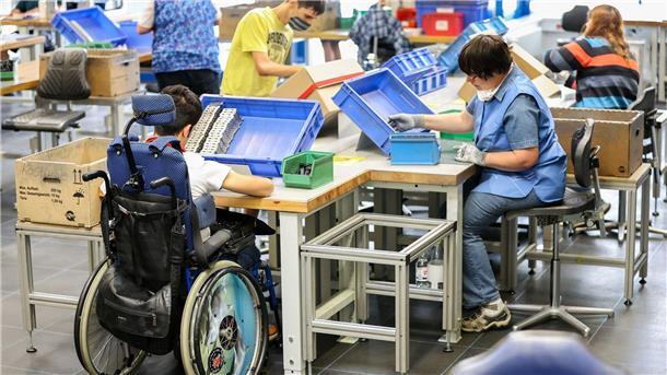 Das Durchschnittseinkommen von Menschen mit Behinderung in Werkstätten liegt in Bremen und Niedersachsen bei 258 Euro monatlich. (Symbolbild)