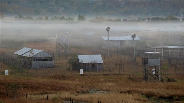 Das ehemalige Camp X-Ray liegt im Morgennebel. Am 11. Januar 2002 kamen hier die ersten Guantánamo-Gefangenen an, schon nach wenigen Monaten wurde es wieder geschlossen.