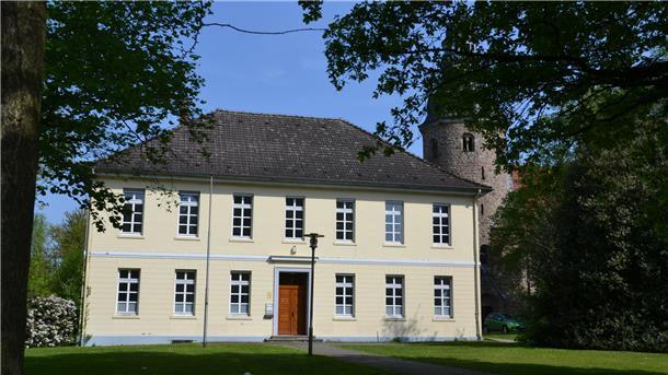 Auf einen Espresso beim Landrat: Amtsgebäude am Zevener Kloster könnte zum Café werden Das ehemalige Landratsamt und spätere Amtsgericht gehört zu den stadtbildprägenden Gebäuden Zevens.