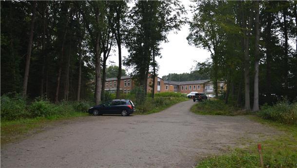 Das ehemalige MLK ist von Wald umgeben. Der kann weg, damit dort Parkplätze gebaut werden. Der Landkreis hatte für das Impfzentrum einen provisorischen Parkplatz in den Wald geschlagen. Die Ostemed möchte jetzt 95 Stellplätze einrichten.