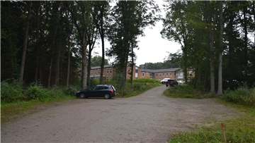 Das ehemalige MLK ist von Wald umgeben. Der kann weg, damit dort Parkplätze gebaut werden. Der Landkreis hatte für das Impfzentrum einen provisorischen Parkplatz in den Wald geschlagen. Die Ostemed möchte jetzt 95 Stellplätze einrichten.