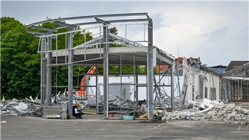 Bagger arbeiten: Das Gartencenter in Leherheide ist Geschichte Blick auf ein Gartencenter, das bereits in Teilen abgerissen ist.