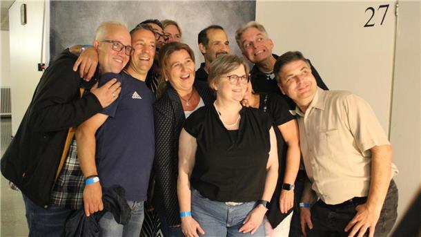 Eine Gruppe steht vor einer Fotobox