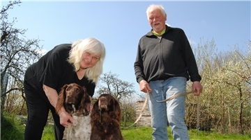 Iris und Rainer Eberl mit ihren Hunden Lucy und Gini