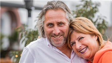 Dieter und Katja Reichelt vor ihrem Restaurant "Albert´s" am Platz in Bremerhaven. 