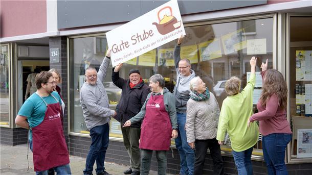 Das ehrenamtliche Team der evangelisch-methodistischen Gemeinde Bremerhaven bereitet alles zur Eröffnung der „Guten Stube“ in der „Bürger“ 134 vor. Foto: Ralf Masorat