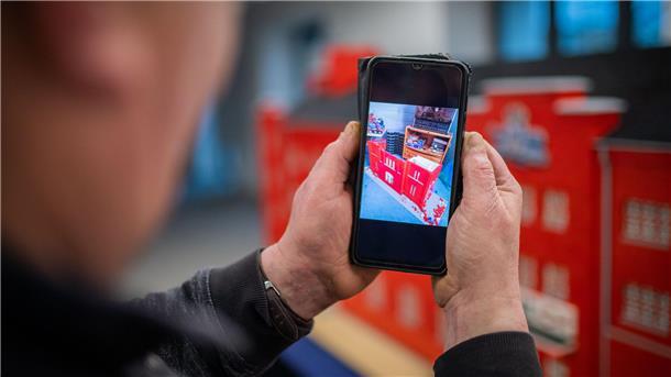 Das einstige Kinderzimmer vom Sohn wird zur Großbaustelle: Als Erstes baut Maurer Uwe Naumann die Trägerkonstruktion eines Gebäudes, damit er alles weitere ohne Einsturzgefahr Legosteinchen für Legosteinchen darauf aufbauen kann.  Auf dem Handy hat der Bremerhavener alle Bauschritte dokumentiert.