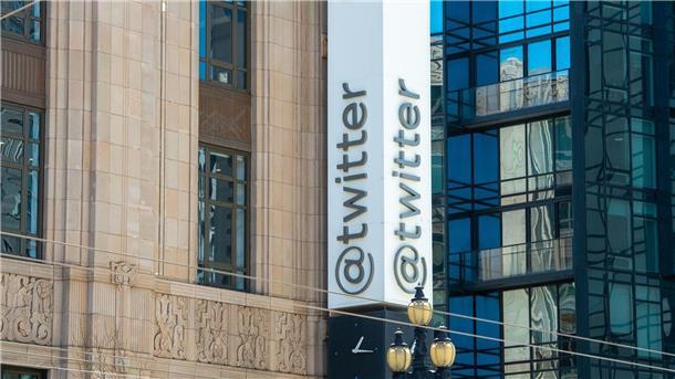 Ex-Twitter-Manager wollen bei Musk Millionen einklagen Das einstige Logo von Twitter ist auf dem Hauptquartier des Kurznachrichtendienstes zu sehen.