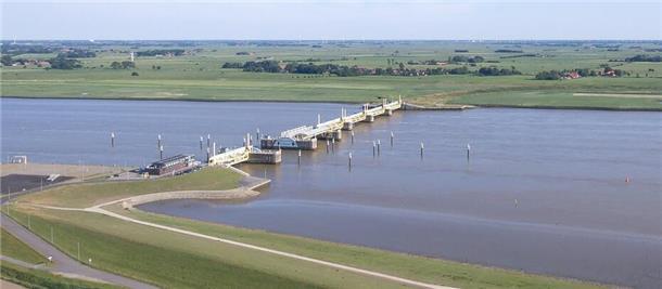 Meeresspiegelanstieg: Wesersperrwerk als Lösung für Bremerhaven Sperrwerk in einem Fluss.
