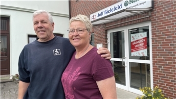 Das Ende einer langen Firmengeschichte: Dierk Bielefeld, hier mit seiner Ehefrau Wiebke, schließt sein Werkzeuggeschäft an der Oldenburger Straße.