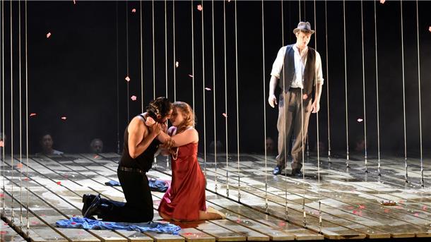 Das Ensemble des Stadttheaters bei einer Aufführung des Mysterienspiels „Mariechen von Nimwegen“.