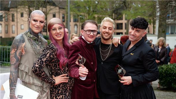 Das Ensemble von „Queer Eye Germany“ erhält den Preis in der Kategorie „Unterhaltung“.