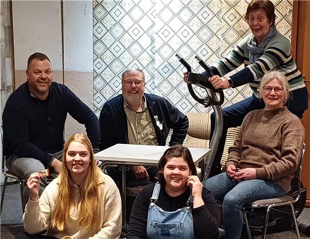 Komödie: Strenge Diät sorgt für Turbulenzen bei Familie Herkenrath Das Ensemble von „Strengste Diät (von links): Ralf Thienken, Lina Thienken, Jörg Wiggers, Lena Müller-Wiggers, Ute Hülstede und auf dem Fahrrad Hanna Tienken.
