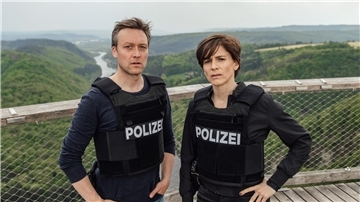 Das Ermittlerteam Judith Mohn (Christina Hecke) und Freddy Breyer (Robin Sondermann) auf einer Aussichtsplattform an der Saarschleife.
