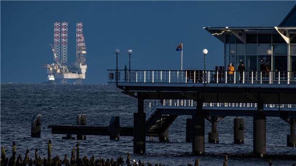 Ölfund in polnischer Ostsee - Bund verweist auf Klimaziele Das Erscheinen einer Bohrplattform in Sichtweite des deutschen Teils der Insel Usedom hatte im vergangenen Jahr für Überraschung gesorgt.