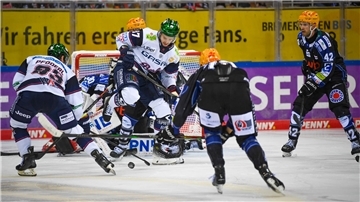 Pinguins-Spiel in Berlin läuft im FreeTV Eine Torraumszene im Eishockey. Die Fischtown Pinguins versuchen ein Tor gegen die Eisbären Brelin zu schießen.