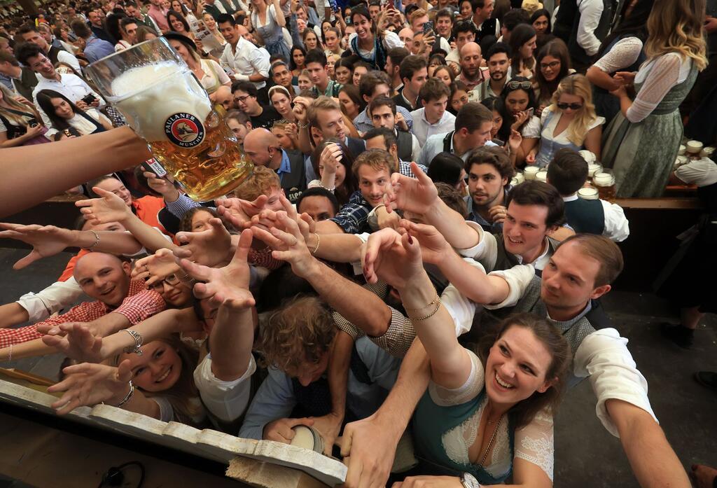 Was man zum Münchner Oktoberfest wissen muss Das erste Bier gibt es am Anstichstag erst um 12 Uhr - entsprechend groß der Durst. (Archivbild von 2024)