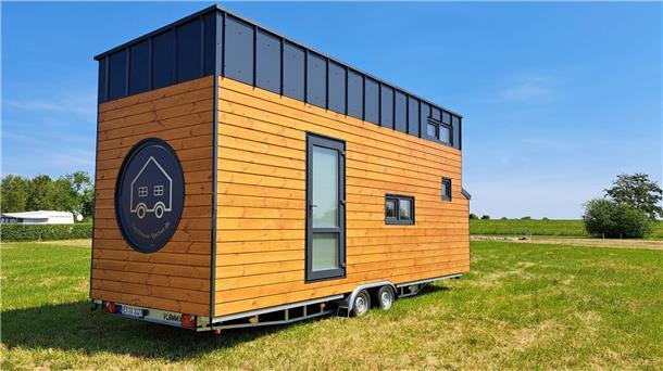 Das erste Tiny-House ist am Campingplatz in Rechtenfletz eingetroffen. Der Innenausbau erfolgt in den kommenden Wochen. Nach der Fertigstellung kann das Ferienhaus auf Rädern besichtigt und gemietet werden. 
