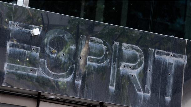  Überreste des entfernten Logos der Modekette Esprit 