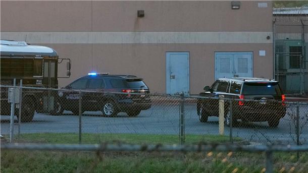 Trump nutzt Polizeifoto für Wahlkampf Das Fahrzeug (r) mit Donald Trump kommt am Gefängnis von Fulton County in Atlanta an.