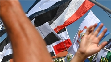 Das festgenommene Ehepaar in Cadenberge soll angeblich der Reichsbürgerszene angehören. Hier ein Symbolfoto mit Reichbürger-Demonstranten.