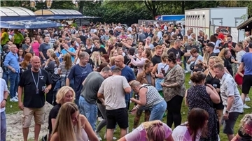 Viele Feiernde bei Festival