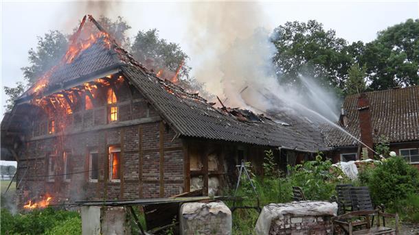 Feuer zerstört Zweiparteienhaus in der Gemeinde Jade Feuer in einem Zweiparteienhaus in der Gemeinde Jade.
