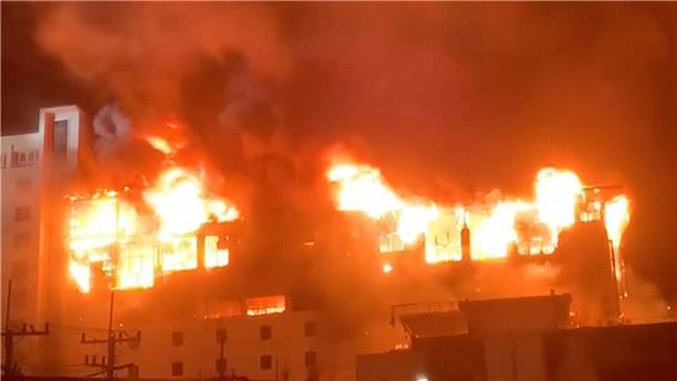 Das Feuer ist offenbar im ersten Stockwerk ausgebrochen und hat sich dann rasch ausgebreitet.