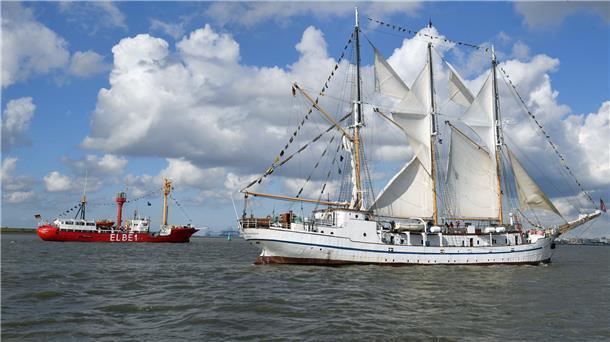 Live-Blog Weser-Parade: Lauter schöne Schiffe vor Bremerhaven Das Feuerschiff "Bürgermeister O’Swald II" (1948 bis 1988 auf der Elbe im Einsatz) und der Segler "Großherzogin Elisabeth (1909) vor Bremerhaven.