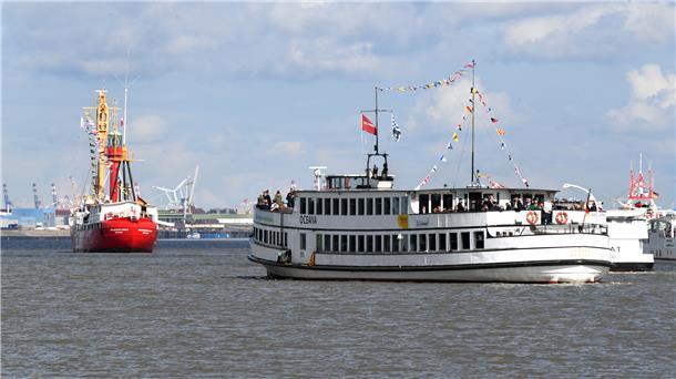 Die schönsten Bilder von der herrlichen Schiffs-Parade Das Feuerschiff "Bürgermeister O'Swald II" und die "Hansa".