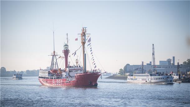 Die schönsten Bilder von der herrlichen Schiffs-Parade Das Feuerschiff "Bürgermeister O'Swald II" und die "Oceana".