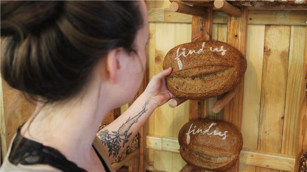 Eine Frau hält ein Brot in der Hand