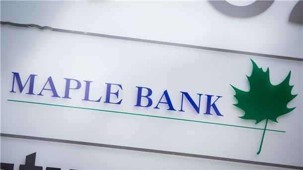 Das Firmenlogo der Maple Bank in Frankfurt am Main am Eingang zu den Büros des Geldhauses im Westend.