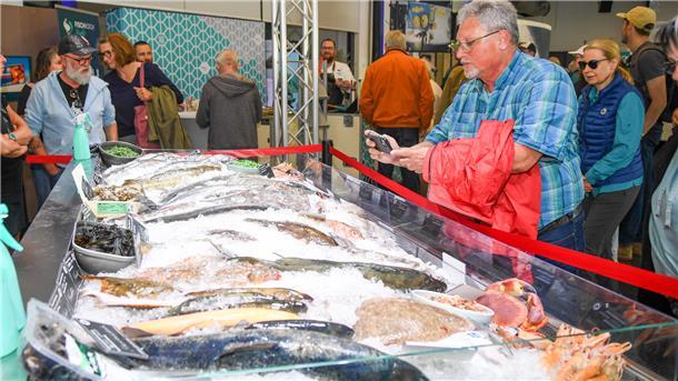 Fischparty in Bremerhaven: Wenn die Seezunge unter den Hammer kommt Fischauktion bei Fischparty mit Sebastian Gregorius