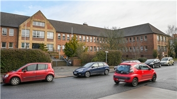 Das Flüchtlingswohnheim in der Wiener Straße 12 soll ein Integrationszentrum werden. Foto Scheschonka