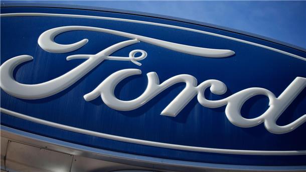 Ford mit höherem Milliarden-Verlust bei E-Autos Das Ford-Firmenlogo auf einem Schild.