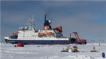 Das Forschungsschiff „Polarstern“ liegt bei einer seiner Expeditionen im arktischen Meereis.
