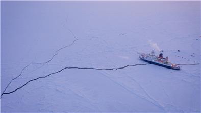 Das Forschungsschiff „Polarstern“ liegt eingefroren im Eis der Zentralarktis.