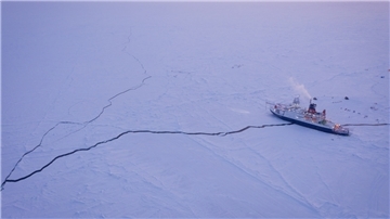 Das Forschungsschiff „Polarstern“ liegt eingefroren im Eis der Zentralarktis.