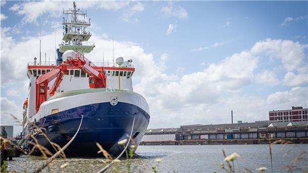 Das Forschungsschiff "Polarstern" wird für die Mosaic-Expedition in der Bremerhavener Lloyd Werft ausgerüstet.