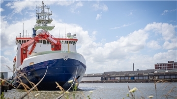 Das Forschungsschiff "Polarstern" wird für die Mosaic-Expedition in der Bremerhavener Lloyd Werft ausgerüstet.