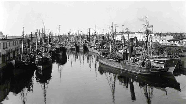Schiffe im Wasser. Schwarz-weiß. Bremerhaven.