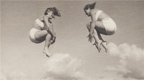 Vortrag im Historischen Museum über Frauen in den 1920er-Jahren Historisches Foto zweier Frauen mitten im Sprung mit angezogenen Beinen