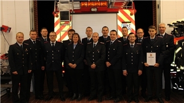 Das Foto zeigt die gewählten und beförderten Feuerwehrleute mit dem Ortsbrandmeister, dem stellvertretenden Ortsbrandmeister und dem Abschnittsleiter.