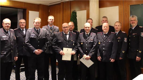Das Foto zeigt verdiente Feuerwehrmänner. 