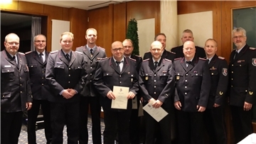 Das Foto zeigt verdiente Feuerwehrmänner. 