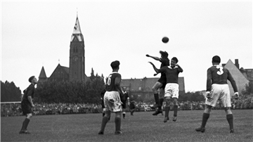 Männer spielen Fußball
