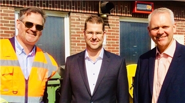Das Foto zeigt Glencore-Geschäftsführer Thomas Hüser; Julian Fenkohl (CDU), stellvertretender Bürgermeister der Stadt Nordenham und Björn Thümler.