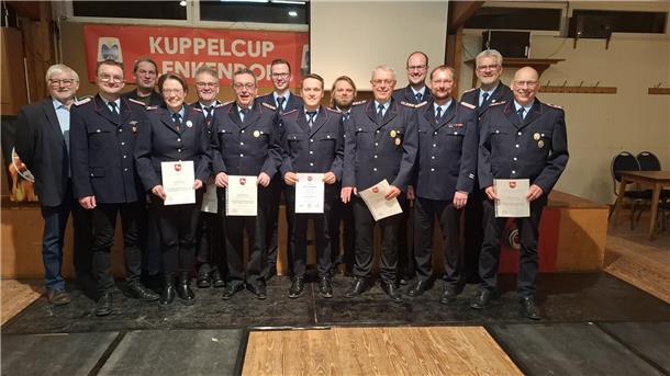 Das Foto zeigt (von links) den stellvertretenden Gemeindebürgermeister und Ortsvorsteher Johann Steffens, Ortsbrandmeister Stefan Weber, den Vorsitzenden des Feuerschutzausschusses Ingo Bollmeyer, Ricarda Weber, Wilfried Lambrecht, Jürgen Slotosch, Corvin Kackmann, Dustin Burmester, Matthias Zillmer, Kord Burmester, Jendrik Kackmann, den stellvertretenden Gemeindebrandmeister Meik Mahnstein, Kreisbrandmeister Peter Dettmer und Mario Kackmann.