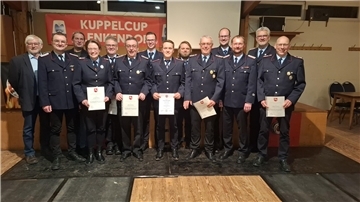 Das Foto zeigt (von links) den stellvertretenden Gemeindebürgermeister und Ortsvorsteher Johann Steffens, Ortsbrandmeister Stefan Weber, den Vorsitzenden des Feuerschutzausschusses Ingo Bollmeyer, Ricarda Weber, Wilfried Lambrecht, Jürgen Slotosch, Corvin Kackmann, Dustin Burmester, Matthias Zillmer, Kord Burmester, Jendrik Kackmann, den stellvertretenden Gemeindebrandmeister Meik Mahnstein, Kreisbrandmeister Peter Dettmer und Mario Kackmann.